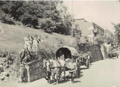Eine Bieler Familie und französische Internierte auf dem Weg nach Biel, 1940