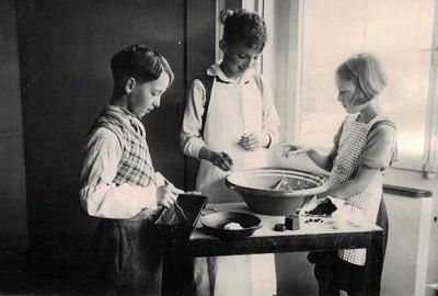 Des enfants en train de cuisiner