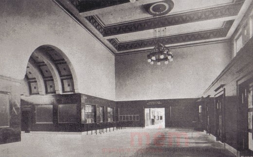 Eingangshalle des neuen Bahnhofs mit Billetschalter, 1923.
