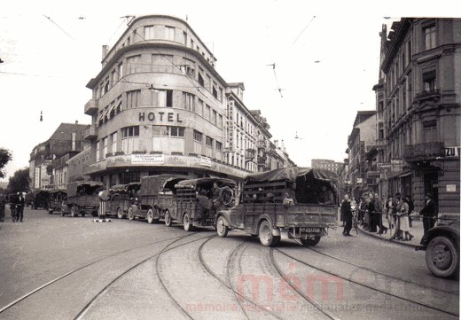 Des camions de l'armée française traversent la place Centrale à Bienne, en juin 1940
