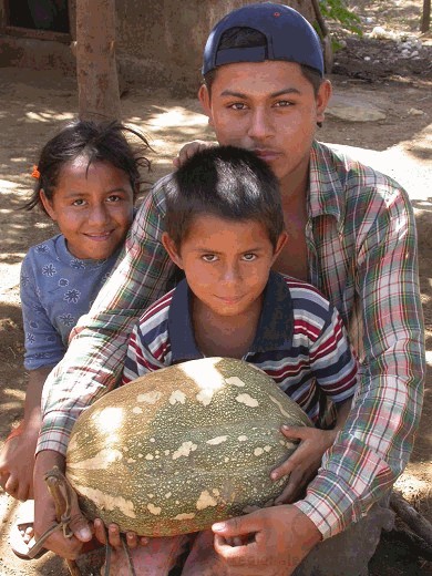 Ein junger Mann und zwei Kinder in San Pedro de las Molinas