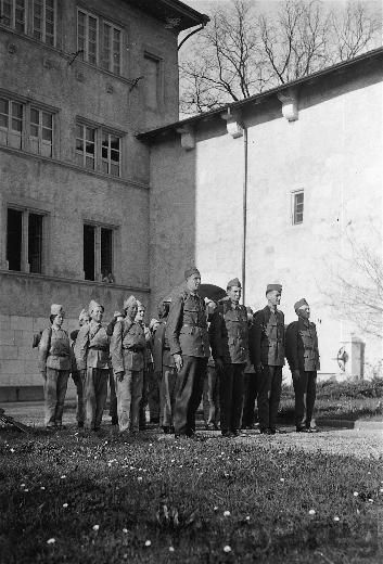 Luftschutztruppe beim Schloss Nidau, 1939