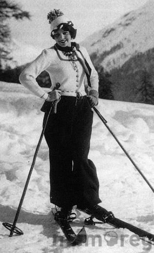 Eine Skifahrerin in der aktuellen Skisport-Mode für Frauen, um 1930