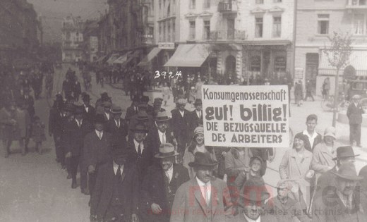 Ein Plakat der Konsumgenossenschaft an der Kundgebung zum 1. Mai 1930 in Biel