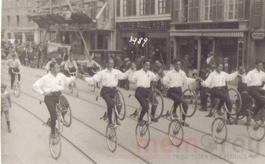 Die Kunstradfahrertruppe Mett an der Spitze des 1.-Mai-Umzuges in Biel, 1930