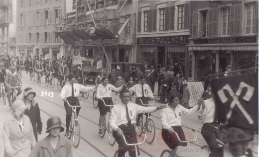 Radfahrer an der Kundgebung zum 1. Mai in Biel, 1930