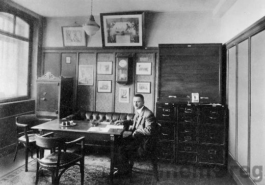 Im Büro der Geschäftsleitung der «Sport AG» in Biel, um 1930