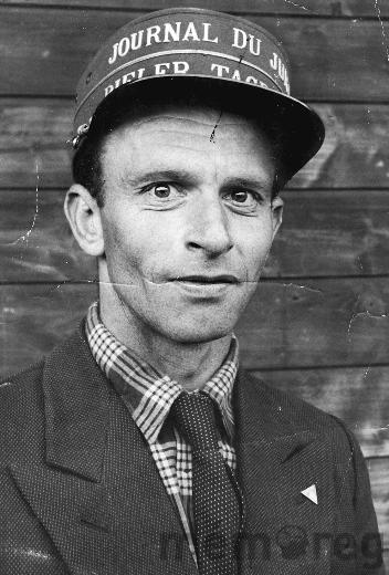Louis Schott, vendeur du «Journal du Jura» et du «Bieler Tagblatt», vers 1960